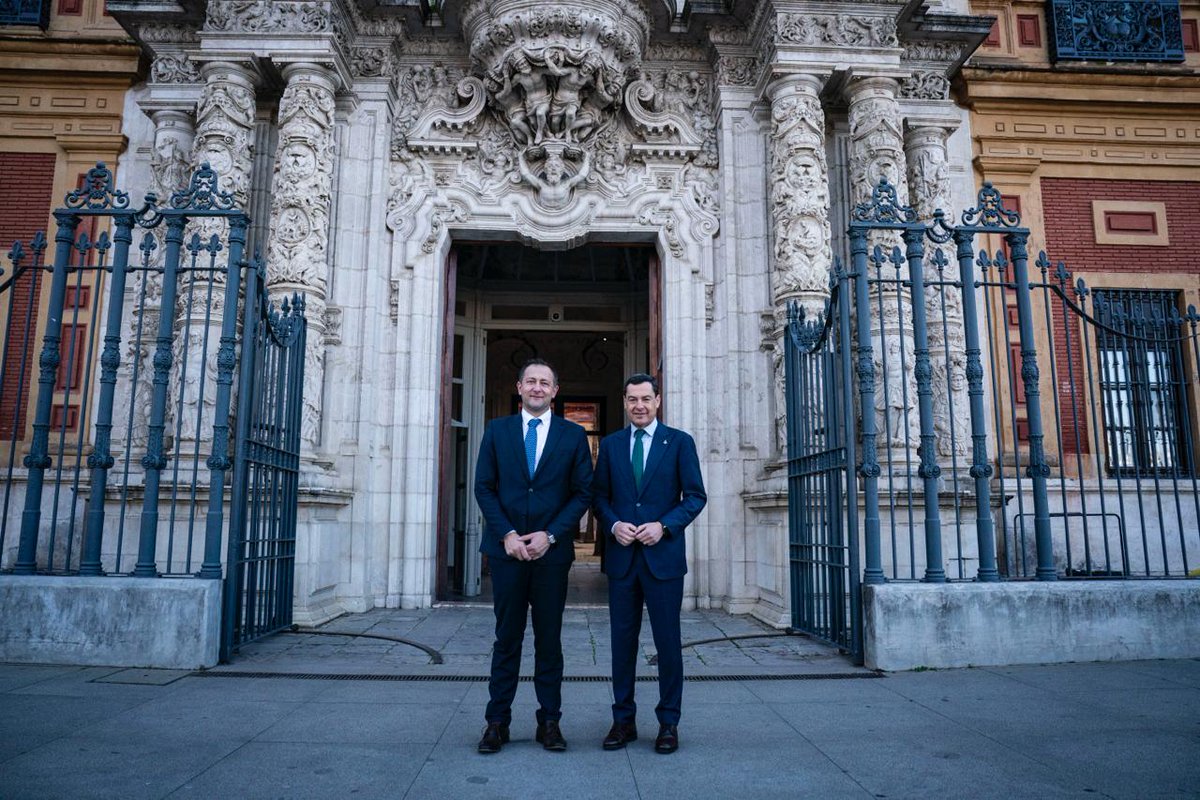 Ya tenemos al comisario europeo de Agricultura y Alimentación, <a href="/CHansenEU/">Christophe Hansen</a>, en #Andalucía.

Me he reunido con él para explicarle la magnitud de los daños de las inundaciones en el campo andaluz y juntos vamos a visitar hoy varios cultivos afectados de agricultores andaluces.