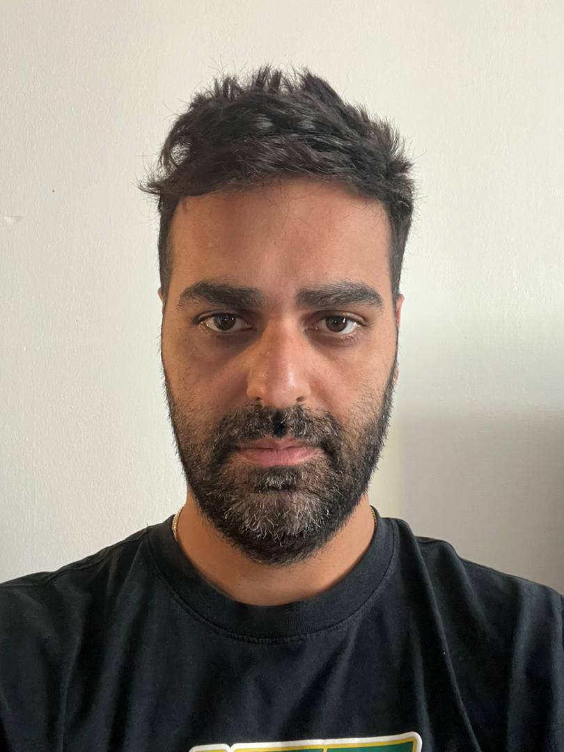 آراد عظیمی، شهروند ۲۶ ساله، شامگاه ۲۳ دی‌ماه در منزل خود بازداشت و از آن تاریخ تاکنون، تنها یک تماس یک دقیقه‌ای داشته و اجازه پیدا نکرده هیچ اطلاعی در مورد شرایط خود به خانواده بدهد. با گذشت بیش از یک ماه از بازداشت، خانواده او هیچ اطلاعی از اتهام فرزند خود و دلیل بازداشت، محل