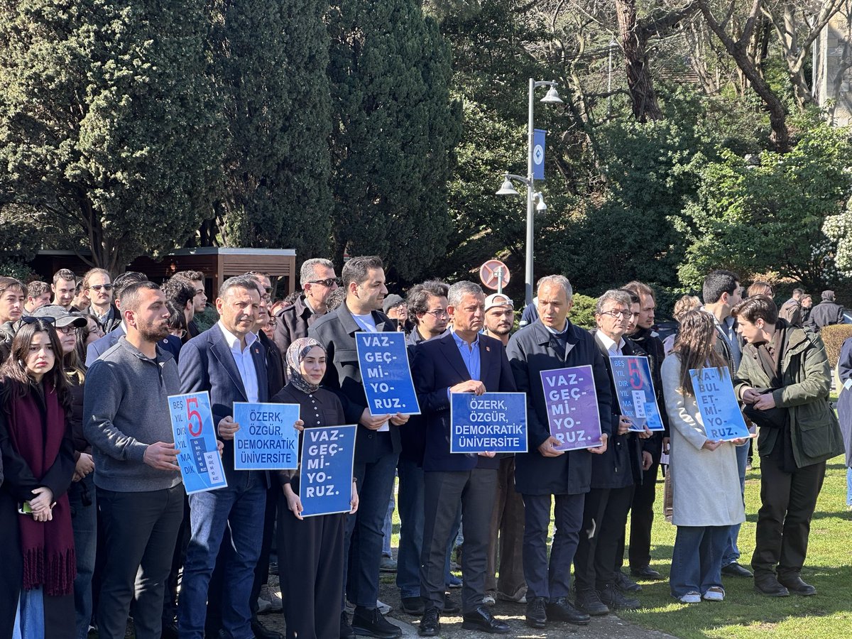 Genel Başkanımız Özgür Özel, hocalarımızın Güney Kampüsteki nöbetinde, öğrencilerle kol kola.