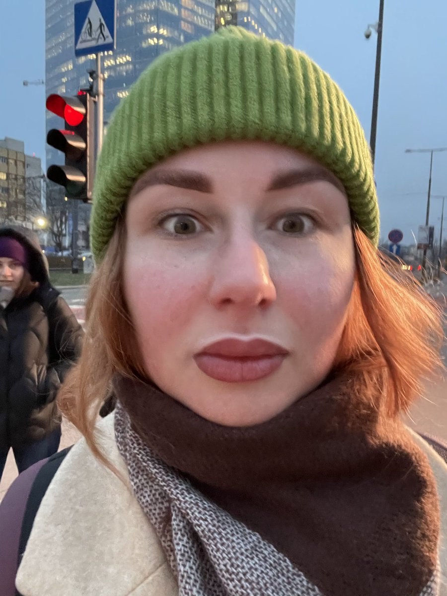 christusic's tweet photo. @dickcarnival @divchyna_kiborg Так, судячи з фото це не ботокс навіть, а просто фарбу повбивали в губи ну і вони охуїли
Для шок ефекту покажу: як мене сфоткали коли робили (це вапщє не я), як я охуєвша вийшла звідти, як було через кілька днів коли позаживало https://t.co/ZfVHA4bIAq