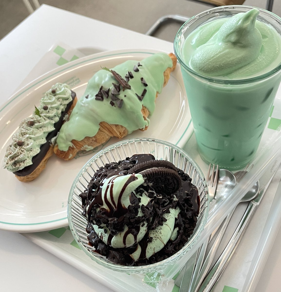 _S_Step_'s tweet image. 19 Febuary -- Today is Mint Choco Day 🙌

Adakah penggemar Mint Choco? 
Banyak yang bilang rasanya kayak odol?

Tapi emang bener sih kayak odol 😆

📍Location:
MintChoco World, Seoul
서울특별시 마포구 성미산로29길 32 1층