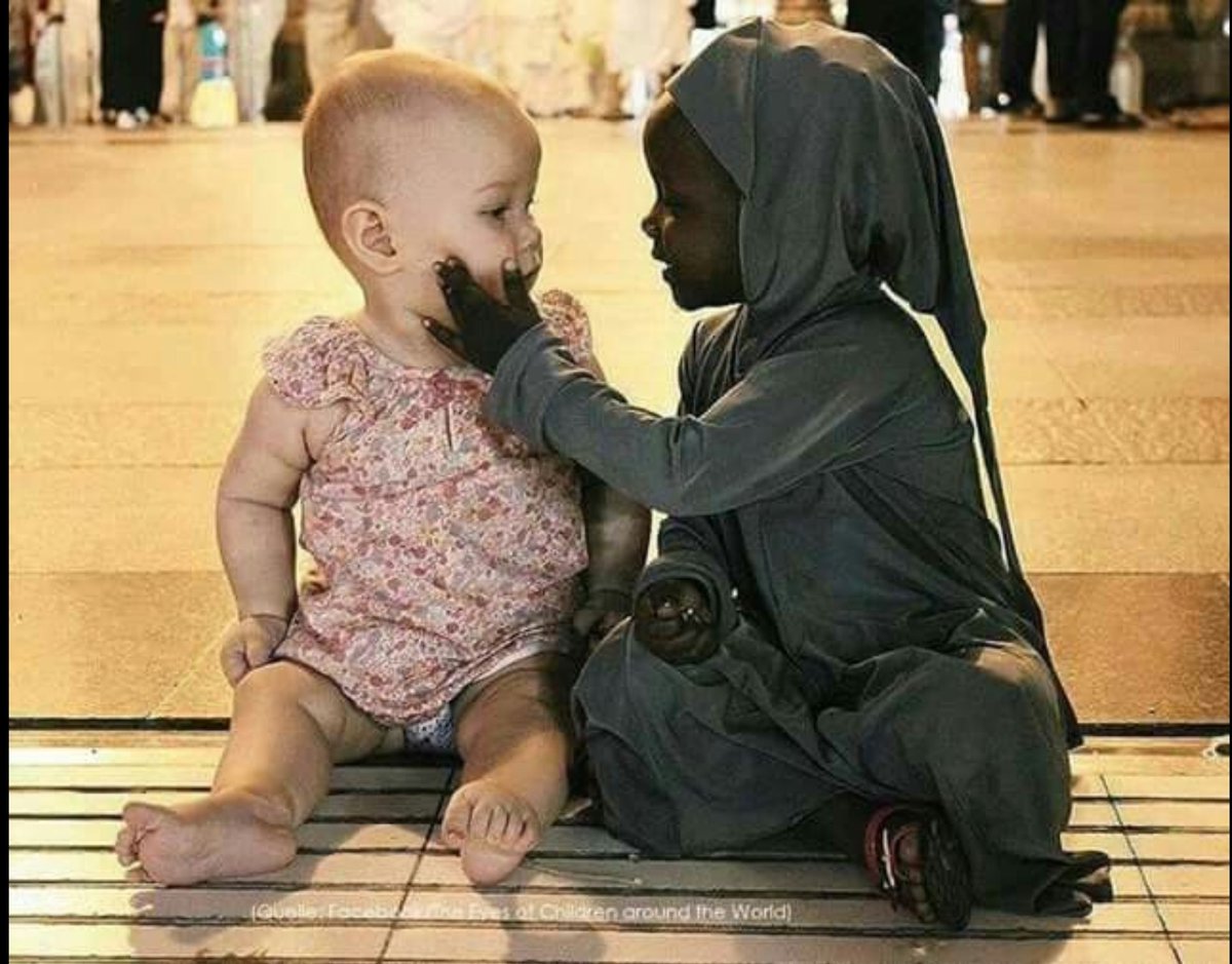 "Le racisme est bien l'infirmité la plus répugnante parmi les diverses laideurs de l'humanité."
- Claire Martin -
"C'est qu'au fond, il n'y a qu'une seule race : l'humanite."
- Jean Jaurès -
Le racisme est la pauvreté sont les pires plaies de l'humanité.
J'emmerde les fascistes.