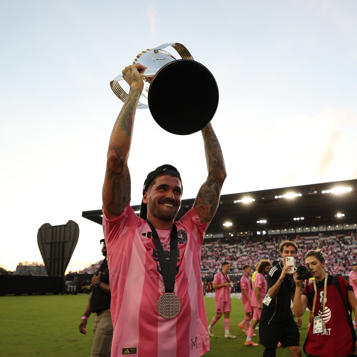 _BeFootball's tweet image. 🗣️ Rodrigo De Paul 🇦🇷: 

« Je pense que c'est 𝗽𝗹𝘂𝘀 𝗱𝗶𝗳𝗳𝗶𝗰𝗶𝗹𝗲 𝗱𝗲 𝗴𝗮𝗴𝗻𝗲𝗿 𝗹𝗮 𝗠𝗟𝗦 𝗾𝘂𝗲 𝗹𝗮 𝗟𝗶𝗴𝘂𝗲 𝗱𝗲𝘀 𝗰𝗵𝗮𝗺𝗽𝗶𝗼𝗻𝘀 » 🏆😳