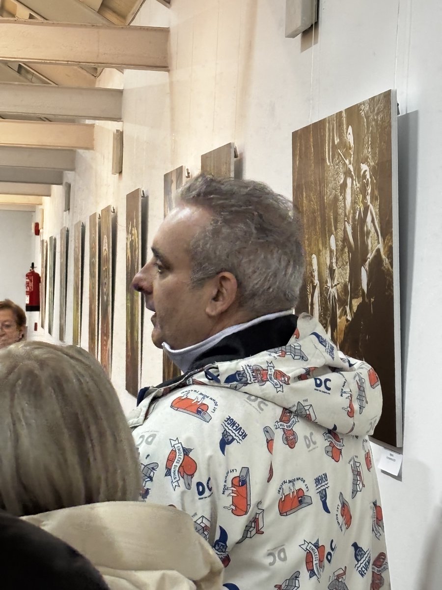 ArtAfricanUVa's tweet photo. La visita de ayer con Marco Negroni a su #expotemporal de #fotografías fue todo un éxito. Muchas gracias a todas las personas que os desplazasteis al Museo pese a una tarde de lluvia y frio.
Si os quedasteis con las ganas, el 18 de marzo, habrá ra oportunidad. ¡Os esperamos! https://t.co/Tnubzl1A4Y