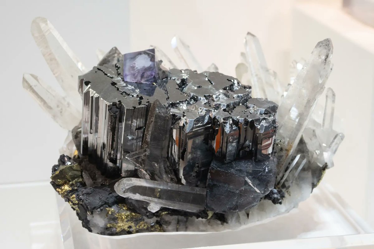 mexporg's tweet photo. Big #Bournonite crystal with #Fluorite and #Quartz from Yaogangxian Mine, Hunan province, China. 

#mineral #crystal #mineralogy #mineralexpert https://t.co/NBSGRD77nj