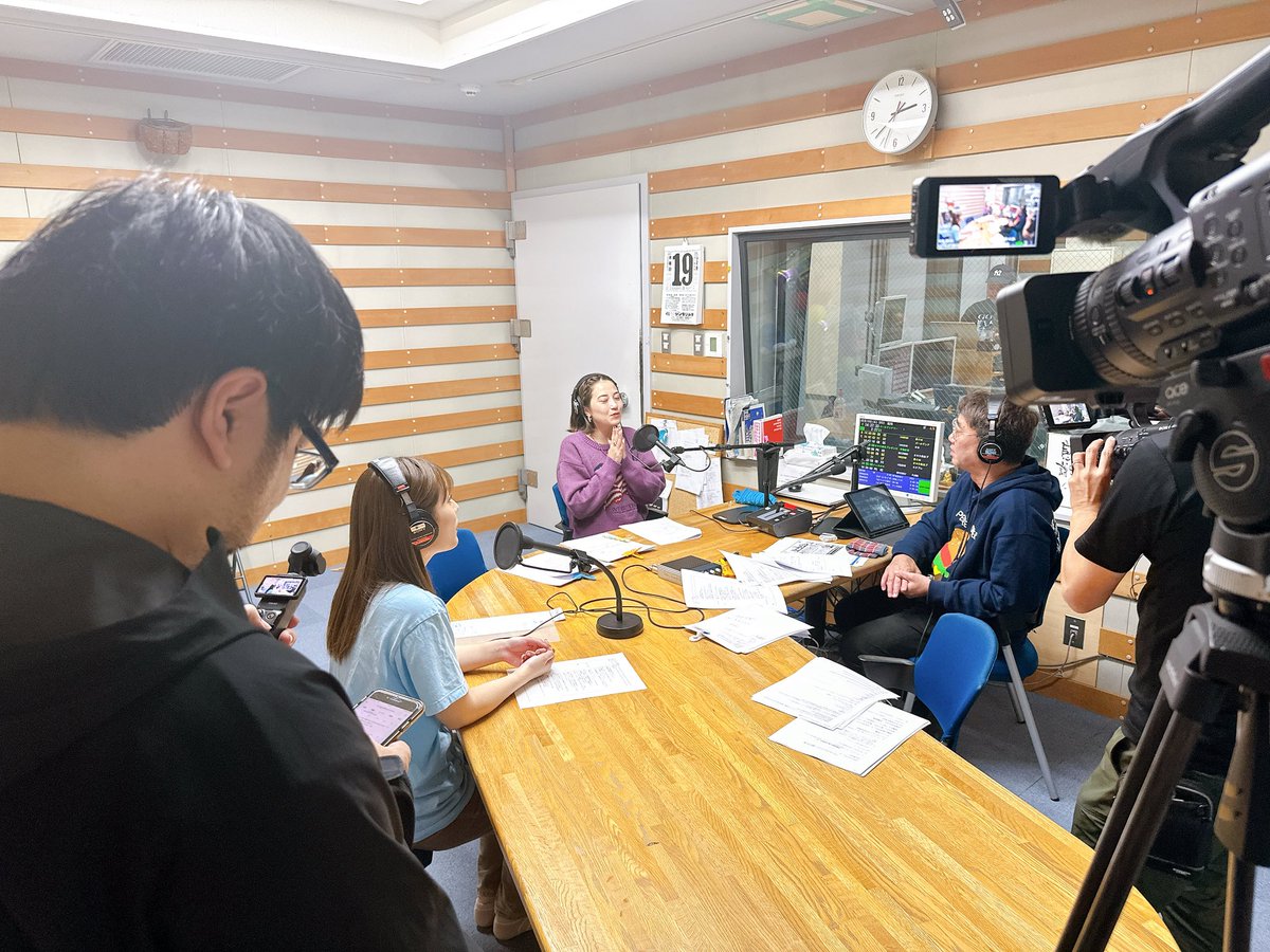 ＼他局のアナウンサーが来たので調子に乗ってバチバチ撮ってしまった件／

…ではなく、RBCの沖野アナの目的は #ラテ神 ラジオ3局公開収録の勧誘！

3/29(日)午後2時！RBCホールにFM沖縄からは #goldenokinawa  局長とゆりぼぶが乗り込みます！やってやります！

※お世話になります。お手柔らかに。