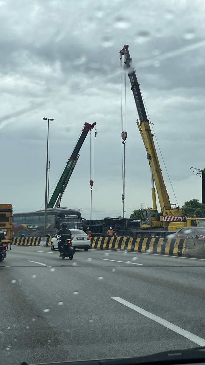 nadhirah_mk's tweet photo. Jalan ke arah Sg Besi dari Putrajaya jem. Ada lori terbalik guys. Lori sedang diangkat. 

#sungaibesi #jem #ramadanfirstday https://t.co/l9IbcHHC8G