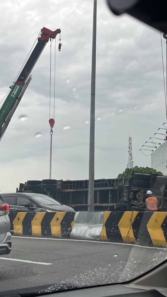 nadhirah_mk's tweet photo. Jalan ke arah Sg Besi dari Putrajaya jem. Ada lori terbalik guys. Lori sedang diangkat. 

#sungaibesi #jem #ramadanfirstday https://t.co/l9IbcHHC8G