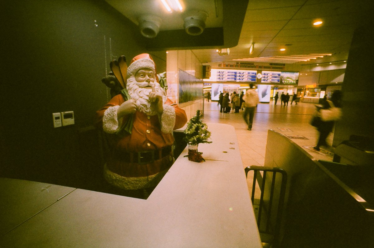西鉄のサンタ。
🎞Harman Phoenix II 200
📷LC-Wide  lomography