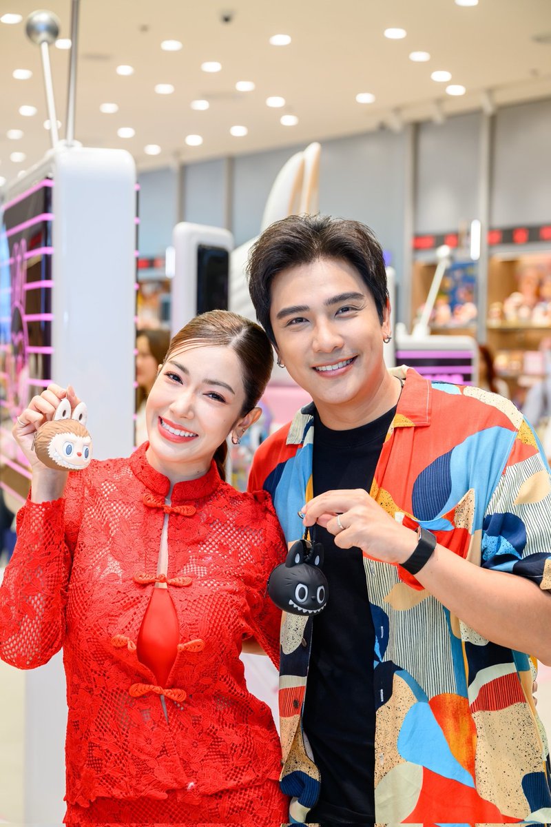 PRSocietyNews's tweet photo. popmartth ยกความสนุกบุกรังสิต เปิดพื้นที่ POP CULTURE และ ENTAINMENT แห่งใหม่ ภายใต้ธีม “The Monsters” ที่จะพาทุกคนก้าวเข้าสู่โลกสุดซนของแก๊งตัวป่วน

#POPMARTTH 
#POPMARTZpell 
#HELLOZpell 

พร้อมจัดเต็มด้วยแรร์ไอเท็มที่ชาวป๊อปห้ามพลาด ทั้ง New Collection ที่เพิ่งเปิดตัว, คอลเลกชันพิเศษ The Monsters 10th Anniversary ฉลองครบรอบสุดยิ่งใหญ่, Must-Have Items และ Best Seller ที่ได้รับความนิยมอย่างต่อเนื่อง รวมถึง พวงกุญแจ Plush Doll สุดคิวต์, คอลเลกชัน Twinkle Twinkle Crush On You และ คอลเลกชัน Celebrate Year of the Horse ให้เหล่านักสะสมได้เลือกช้อปอย่างจุใจ

เพิ่มเติม >> https://t.co/t44v9zcuq0