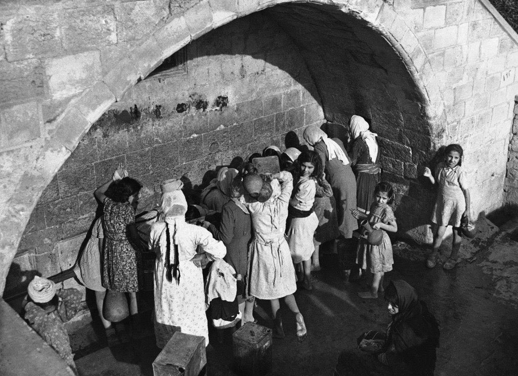 1946, Nazareth, Palestine 🇵🇸 

Palestinian women and children at Mary’s Well.