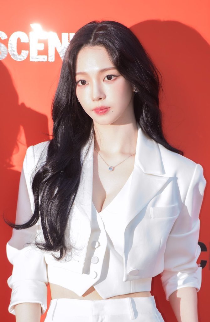 เธอก็อย่าเพิ่งรีบตัดสินเราขนาดนั้น ให้โอกาสเราอาบน้ำแต่งหน้าทำผมดูก่อน