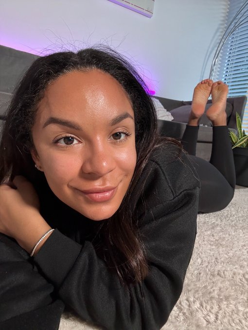 Fluo - relaxing on the carpet is my favorite thing! https://t.co/t5cwYHbYMP