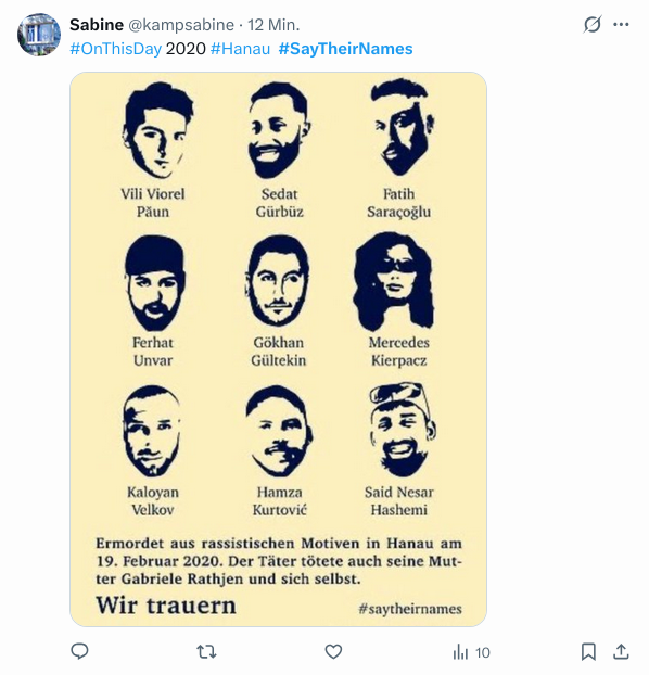 Dieses Bild ist so verlogen. Die Mutter des Täters wird nur in klein erwähnt, um das Narrativ eines rein rassistisch motivierten Anschlags aufrechtzuerhalten. Aber wenigstens wird sie hier erwähnt, andere verschweigen sie komplett. #SayTheirNames