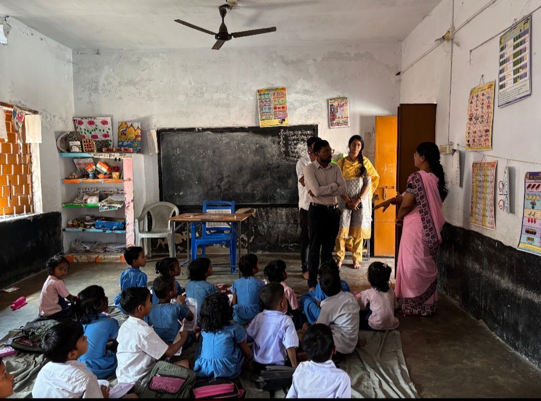 Sdm_Talcher's tweet photo. Sub-Collector, Talcher conducted a field visit and inspected Karnapur Nodal School, the village road, the canal, and various activities undertaken under CSR initiatives in Karnapur.

@CMO_Odisha 
@IPR_Odisha 
@angul_dm https://t.co/LPVPKOEkcz