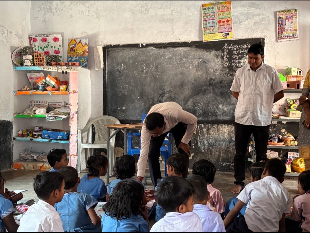 Sdm_Talcher's tweet photo. Sub-Collector, Talcher conducted a field visit and inspected Karnapur Nodal School, the village road, the canal, and various activities undertaken under CSR initiatives in Karnapur.

@CMO_Odisha 
@IPR_Odisha 
@angul_dm https://t.co/LPVPKOEkcz