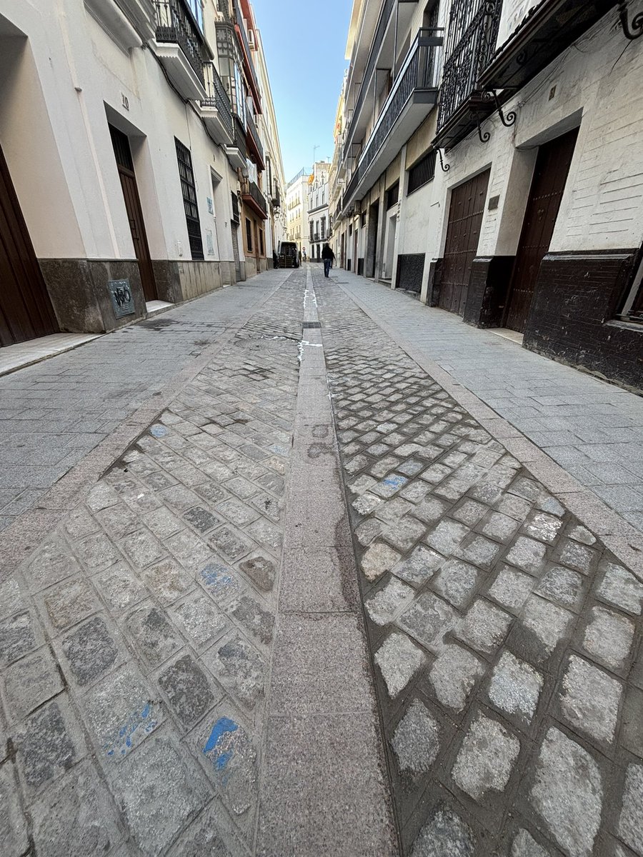 penasdetriana's tweet photo. Aprietense los machos los costeros con la nueva calle Sor Ángela de la Cruz. Pide corriente, @AlfredoNefer2 , miarma https://t.co/q1wPoBrNXY