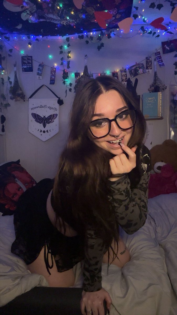 haleyqueen9528's tweet photo. 😴 goodnight 🌙 

Dont have to much fun while im sleeping 😫 https://t.co/lbxsMELX3Q