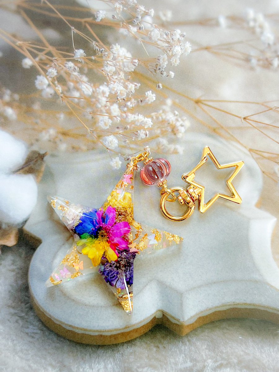 ビックスター☆にレインボー🌈のお花が眩しい🤩✨ キーホルダー部分