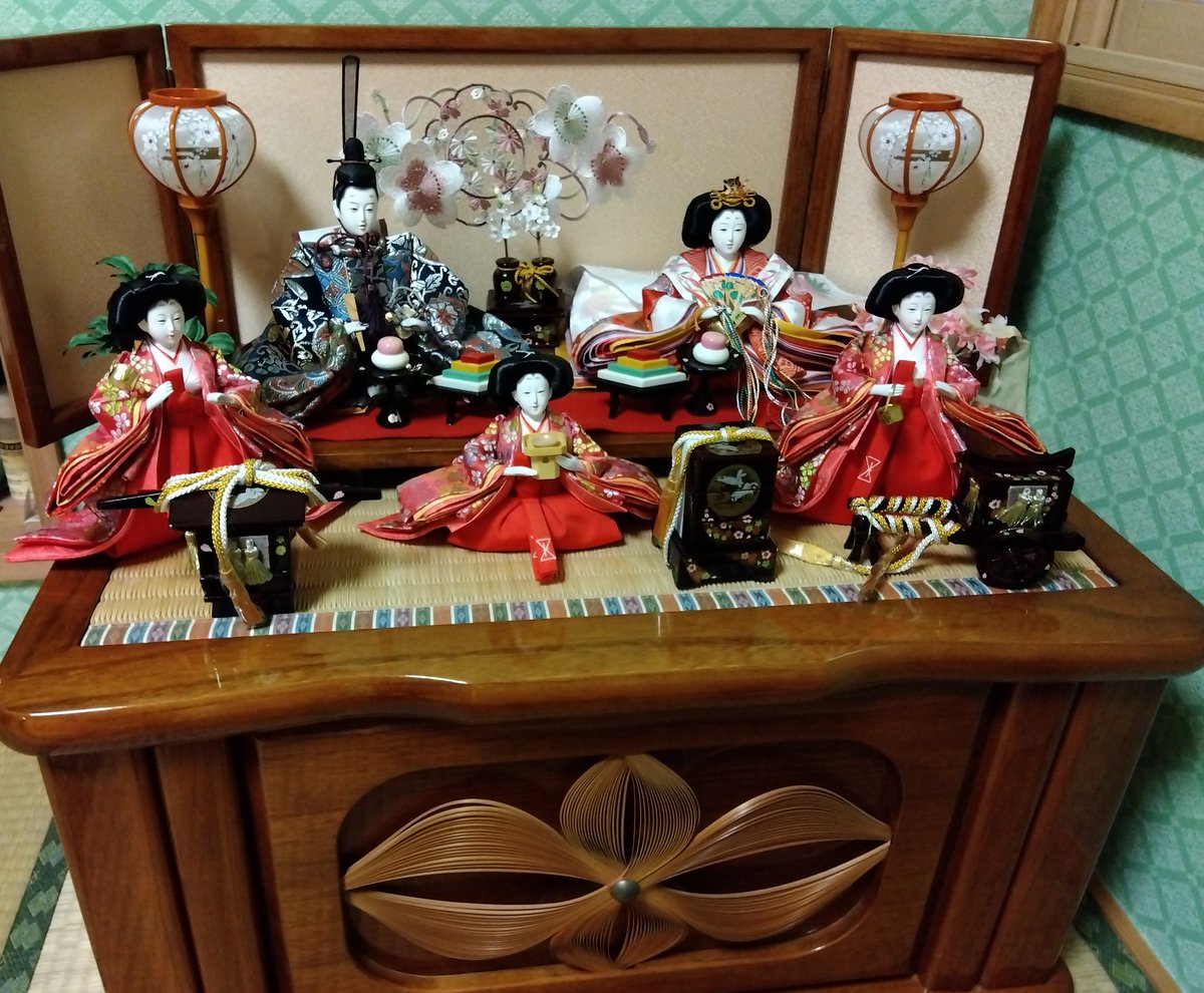 雛人形飾り付け終了✨️ もう今日から春ってことでいいね？もう