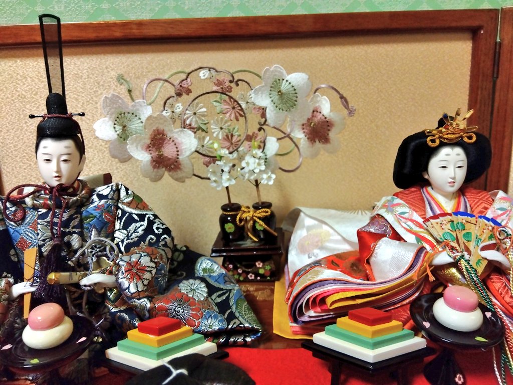 雛人形飾り付け終了✨️ もう今日から春ってことでいいね？もう