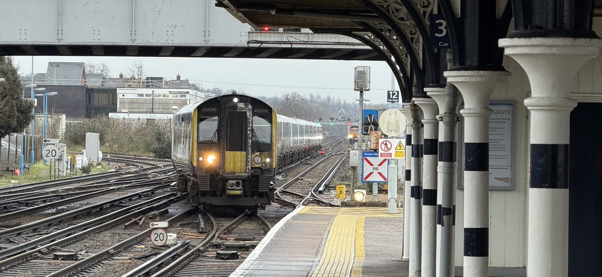 Percypotter49's tweet image. #class450 090 into @ Eastleigh 1T17 0808 London Waterloo to Portsmouth Harbour