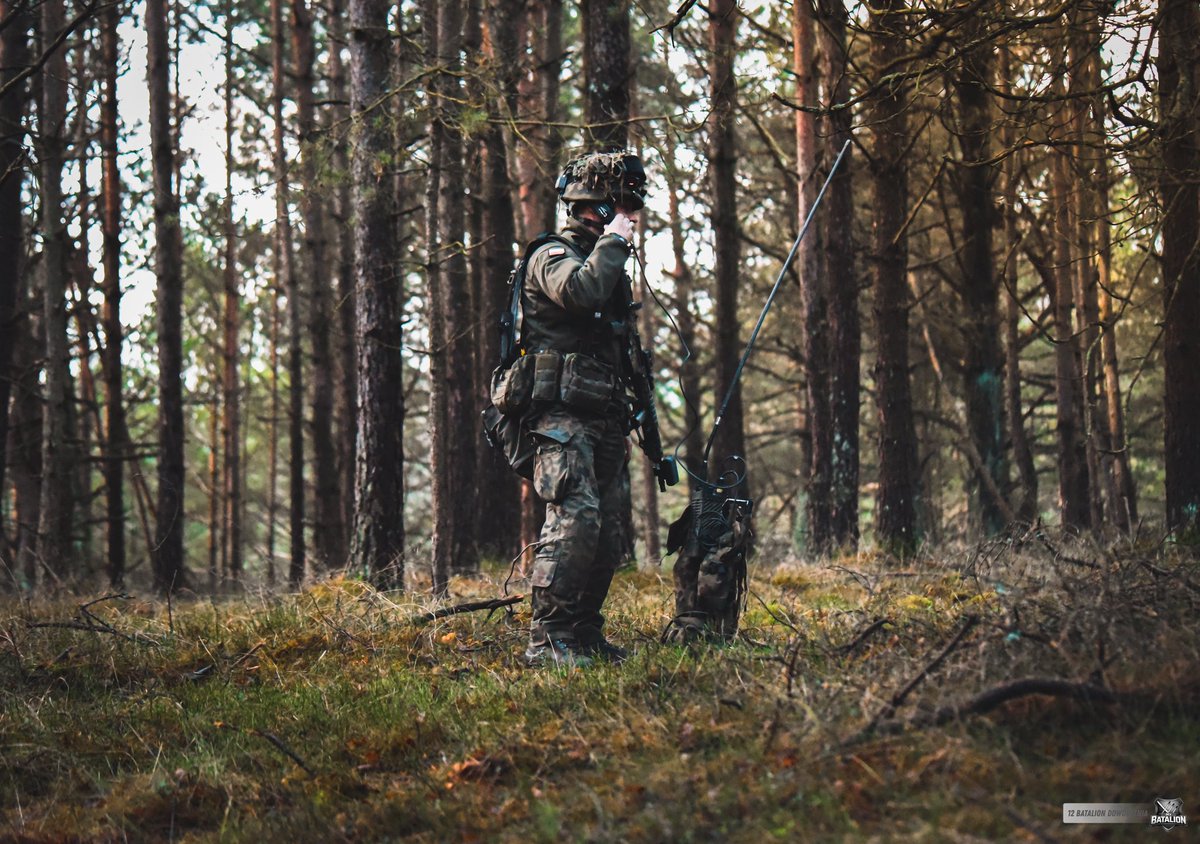 12Dywizja's tweet image. Łączność na 5 📡

W terenie liczy się nie tylko siła i determinacja, ale przede wszystkim sprawna komunikacja. Niezależnie od warunków – las, deszcz czy trudny teren – najważniejsze, by sygnał był czysty, a przekaz jasny.
@DGeneralneRSZ @SztabGenWP @MON_GOV_PL