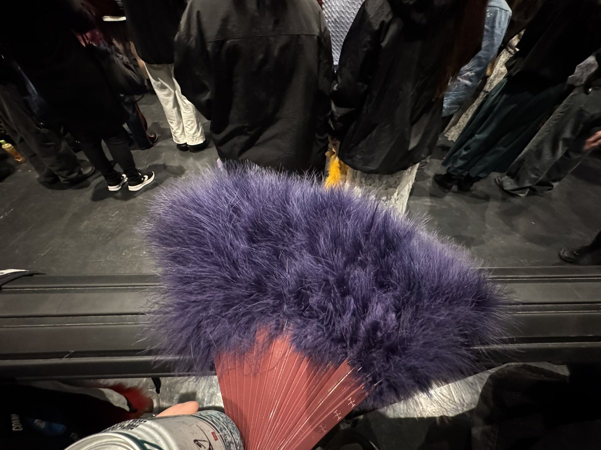 やばい、バイオレンスジュリ扇🪭全然いねぇ笑アウェー感。 女王蜂