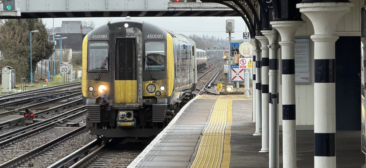 Percypotter49's tweet image. #class450 090 into @ Eastleigh 1T17 0808 London Waterloo to Portsmouth Harbour