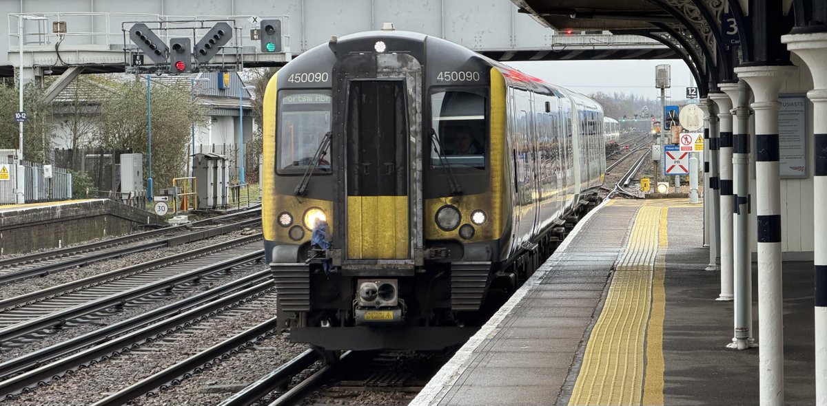Percypotter49's tweet image. #class450 090 into @ Eastleigh 1T17 0808 London Waterloo to Portsmouth Harbour