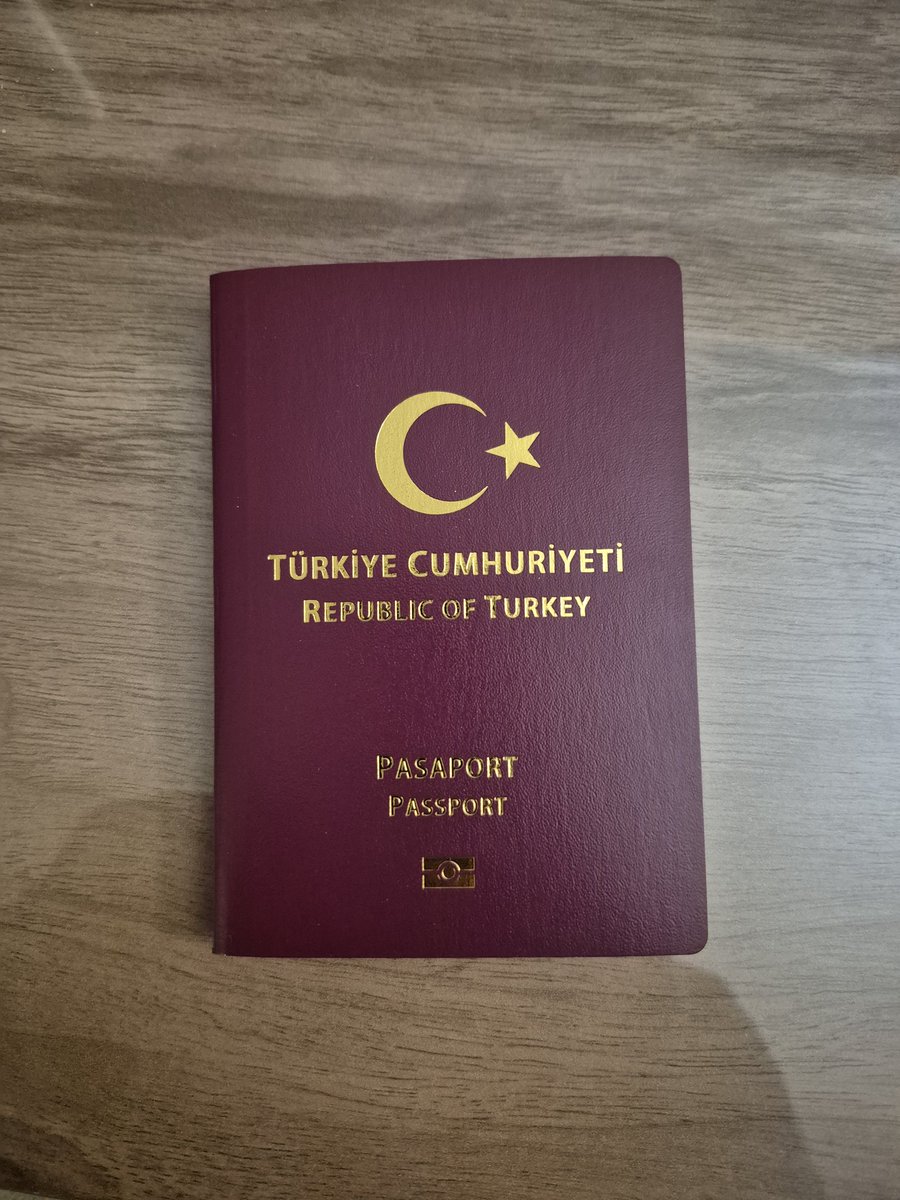 tunawiki's tweet photo. "Eşek değiliz ya, illa bir yere gideriz" diyerek 10 senelik aldığım pasaportun 1 senesi kaldı. Daha mühür yok 🤦 https://t.co/1IHNTmUwYs
