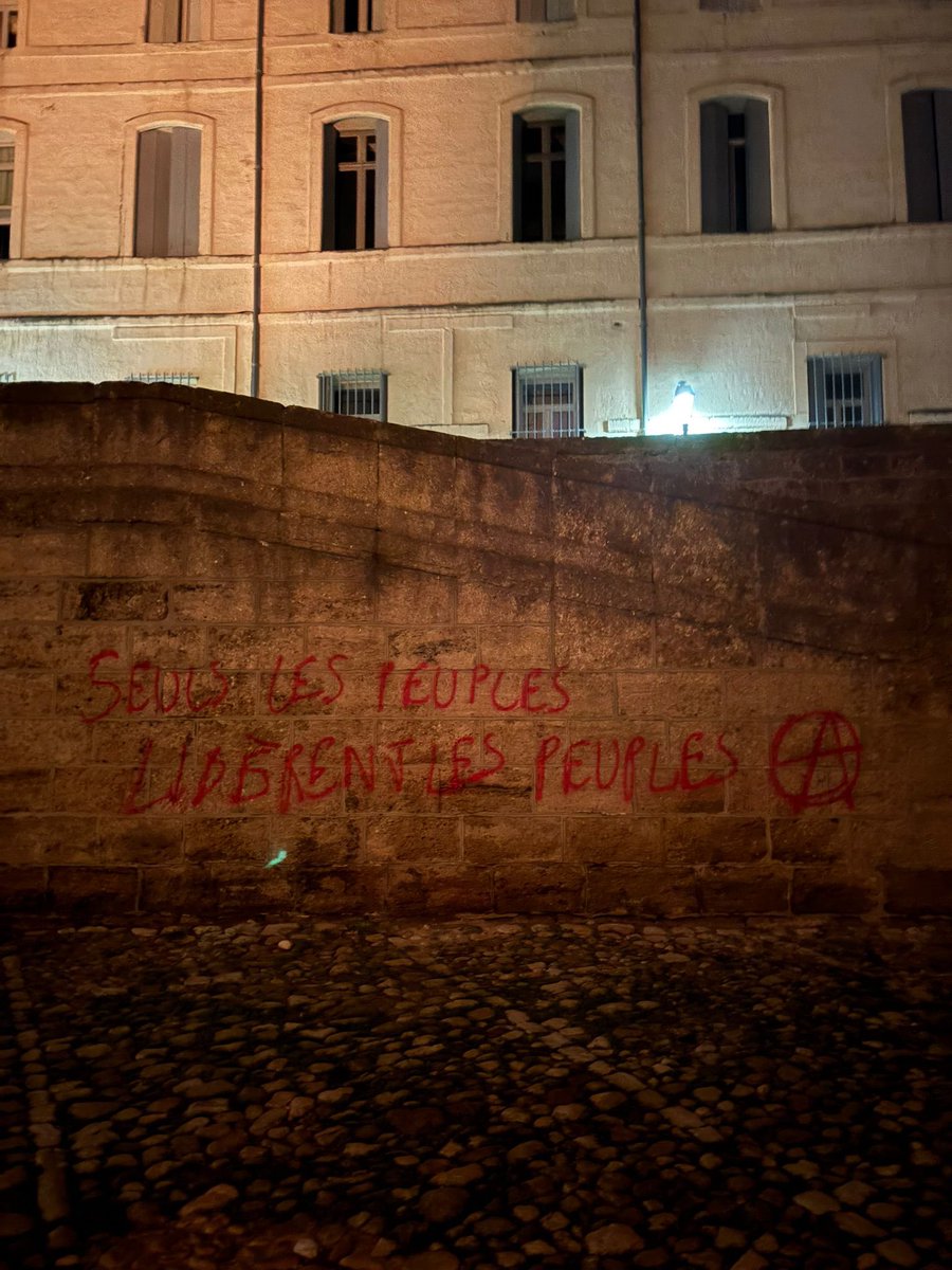 lechochretien's tweet photo. 🚨⛪ 𝗔𝗟𝗘𝗥𝗧𝗘 𝗜𝗡𝗙𝗢 — Plusieurs TAGS ont été RÉALISÉS AUX ABORDS ET SUR LA CATHÉDRALE Saint-Pierre de Montpellier lors du « Carnaval des gueux », une manifestation d’ultra-gauche non déclarée. (Midi Libre) https://t.co/XpkYlU1ne0