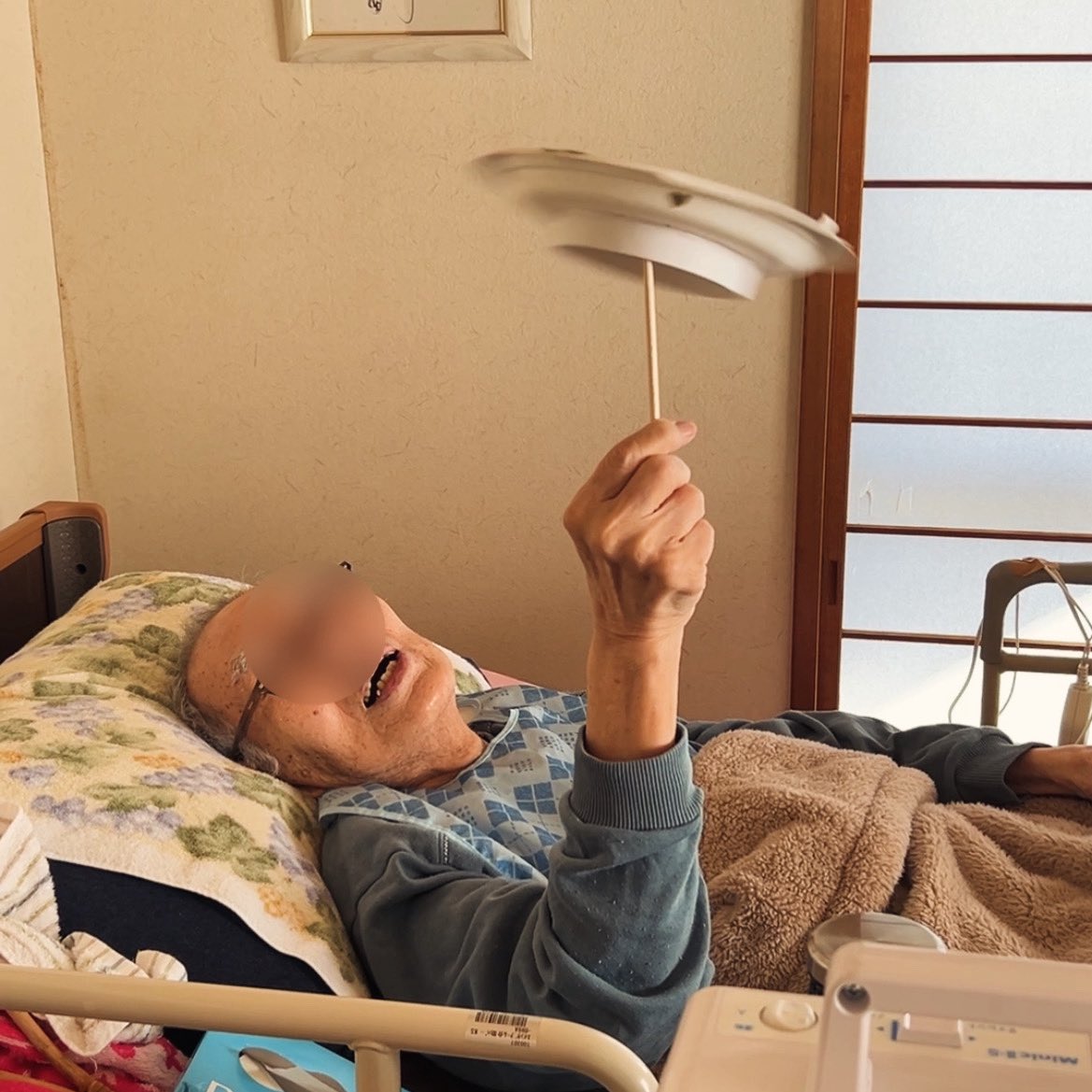 寝たきりの父ツグオが何かをガサガサ探していると思ったらおもむろに皿回しし始めたので爆笑した