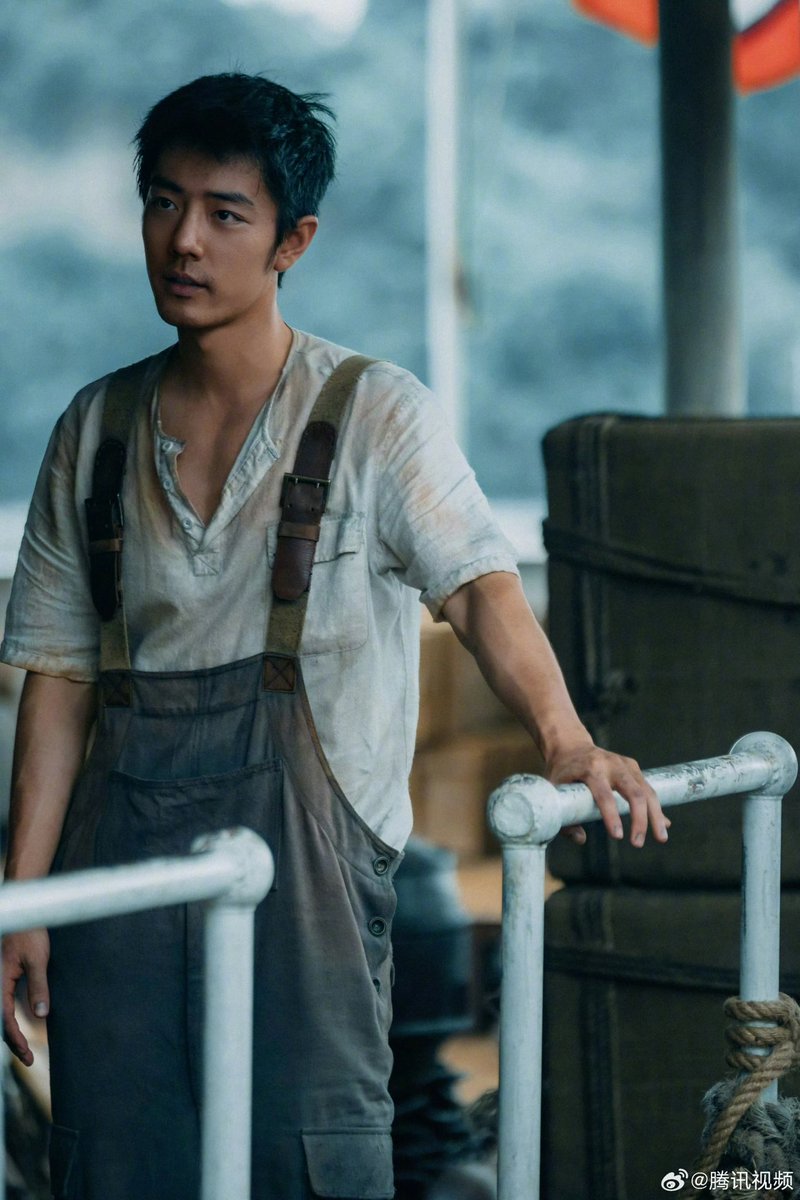 รูปเบื้องหลังของนายช่าง "โม่เต๋อเสียน" สุดพิเศษ
จากภาพยนตร์​ "Gezhi Town เมือง​นักสู้" 🛠️

10 รูป  [2/3]
📷 : 腾讯视频
weibo.com/2591595652/526…

#得闲谨制 #GezhiTown  
#XiaoZhan #肖战 #เซียวจ้าน