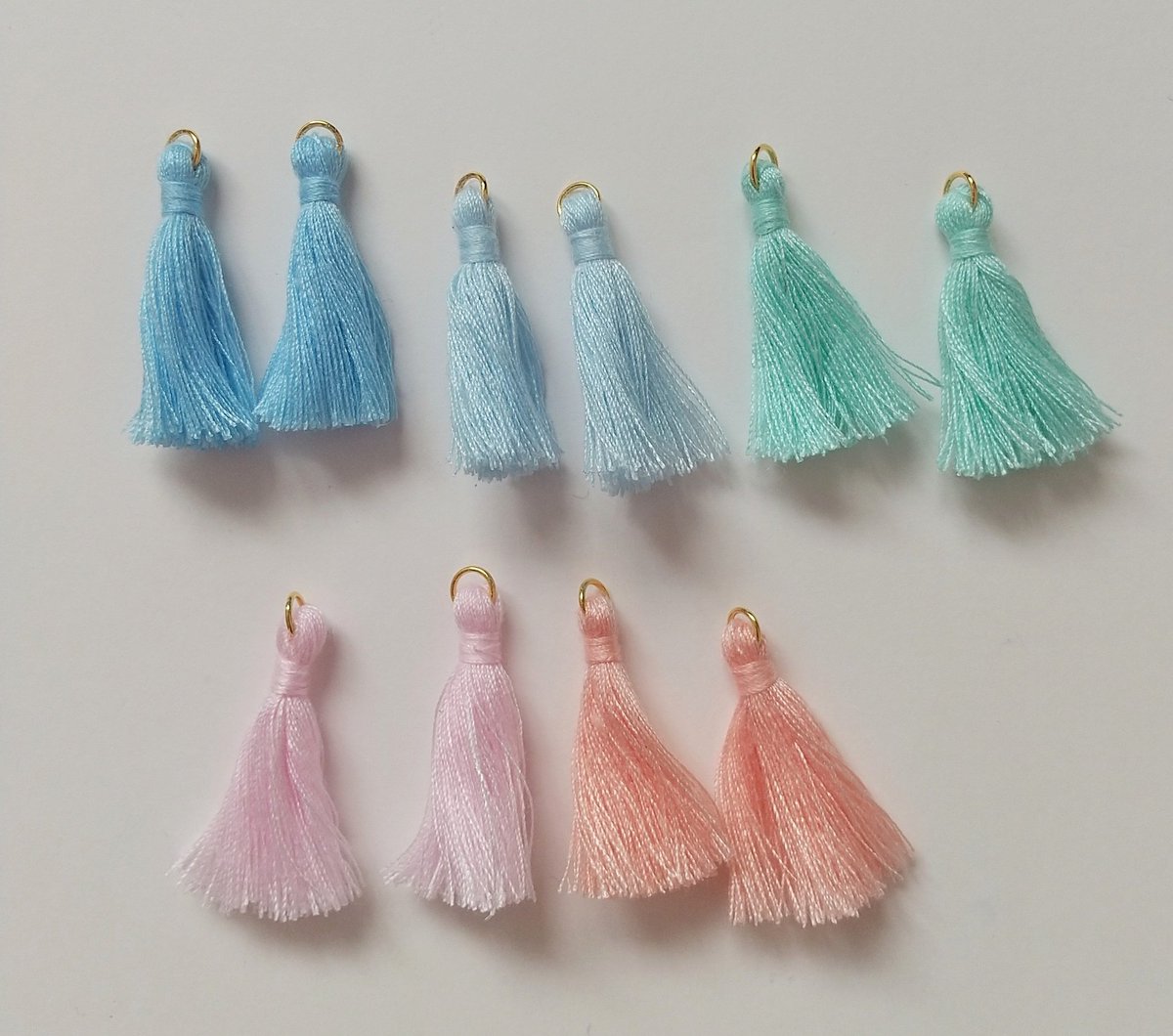 therapi_satowa's tweet photo. ハンドメイド素材天然石付きタッセル各種、マカロンカラータッセルです。

天然石付きタッセルは4～6個入りで300～400円、マカロンカラータッセルは5色各2個ずつ10個入りで300円です。

#メルカリ #ハンドメイド

https://t.co/sQU0AKUeRd https://t.co/YaPsJQrBMB
