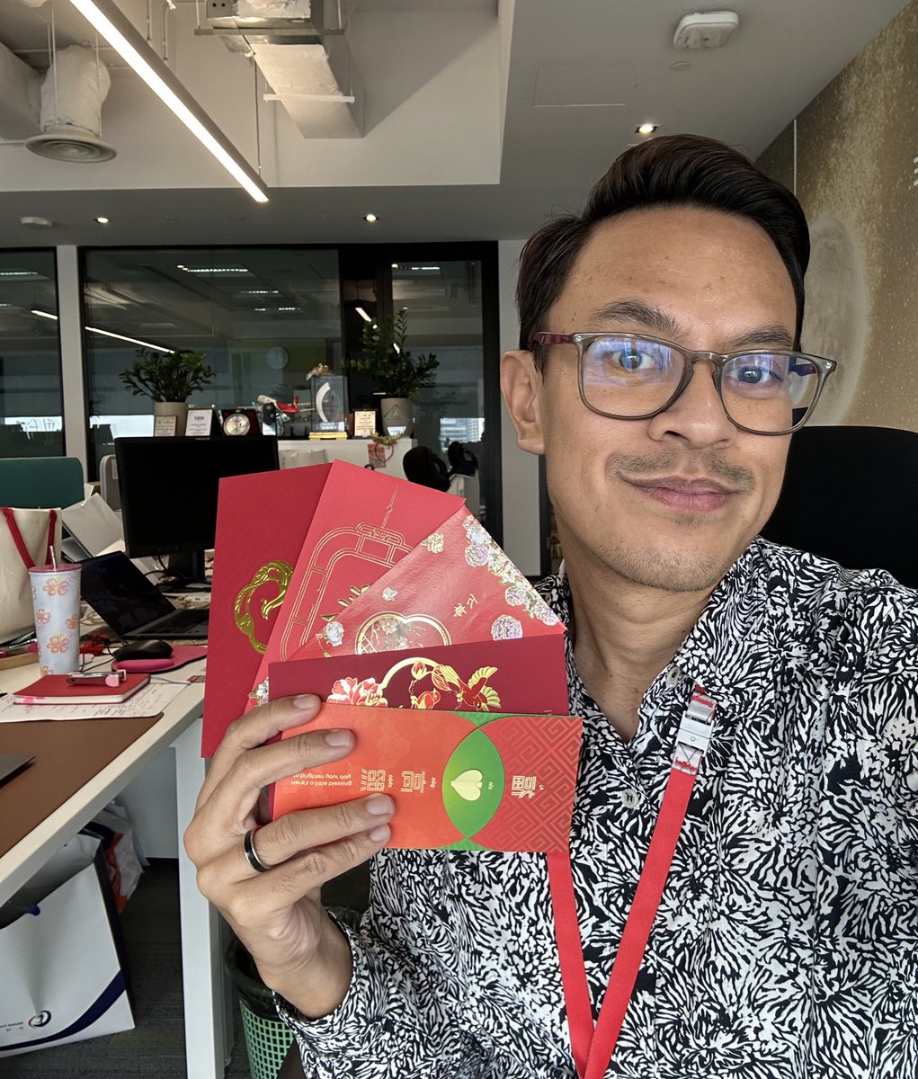 budakspecbesar's tweet photo. Yeaahh..pagi2 dah round office kutip Ang Pao from bosses! 😝🧧🥳 #gongxifacai https://t.co/CumnuMkhHa