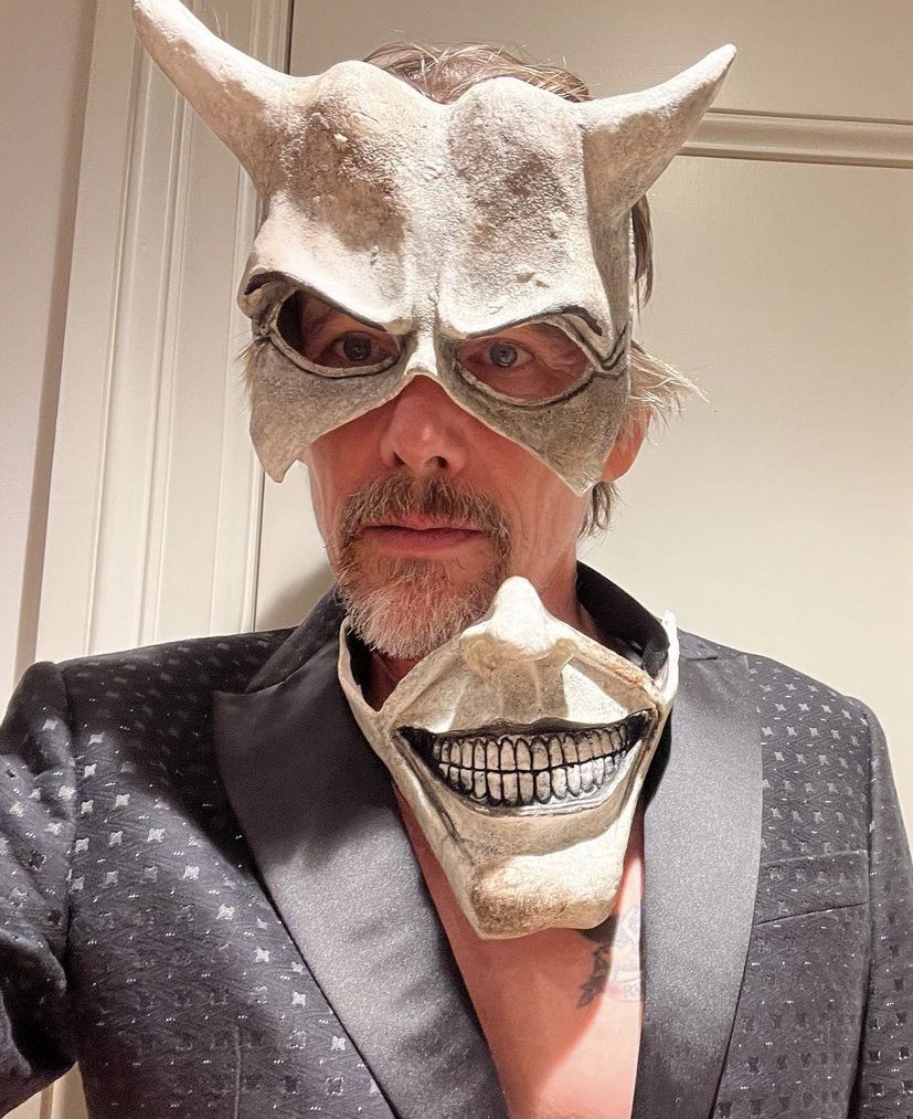 🚨 Although the mask was molded from Ethan Hawke’s face, some people are saying that upon closer look, it eerily resembles Jeffrey Epstein's face.

Plot: the film is about a sadistic killer who abducts and abuses innocent children.

So, coincidence or subliminal message?