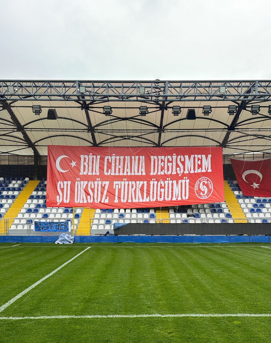 Amedspor ile karşılaşacak olan Sarıyer tribünlerine asılan pankart:

"Bin cihana değişmem şu öksüz Türklüğümü"