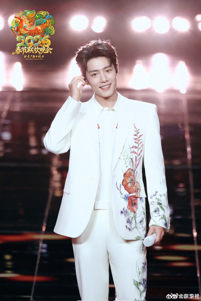 Beijing TV: งานกาลาเทศกาลตรุษจีนปีม้าเต็มไปด้วยการแสดงที่ยอดเยี่ยม~หนึ่งในเวทีที่ชอบมากที่สุดคือการแสดงเพลง "ปีแล้วปีเล่า" ของเซียวจ้าน ด้วยน้ำเสียงที่ทรงพลังไพเราะและนุ่มนวล ไม่เพียงสื่อความหมายของเพลงได้ลึกซึ้งและสร้างบรรยากาศที่อบอุ่นให้กับผู้ฟังยังทำให้การแสดงมีเสน่ห์น่าจดจำ