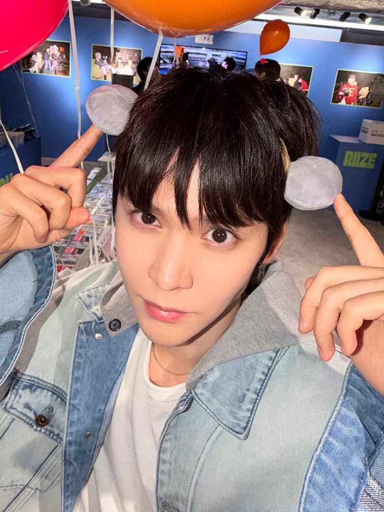 ซชทำงานtech ใส่แว่นสะพายกระเป๋าเป้น่าจะพวกdev เงินเดือนแตะแสน 20%ของเงินเดือนคือซื้อกู้ดหมีเนยและสารพัดของกุ้กกิ้กให้แฟน ตามใจพูดเพราะ แฟนบอกอะไรน่ารักจะชอบพิมพ์ไว้ในnotesแล้วมาตามซื้อให้ทีหลัง แฟนบอกให้ลองให้เล่นอะไรด้วยก็ยอมหมด คติคือhappy wife happy life