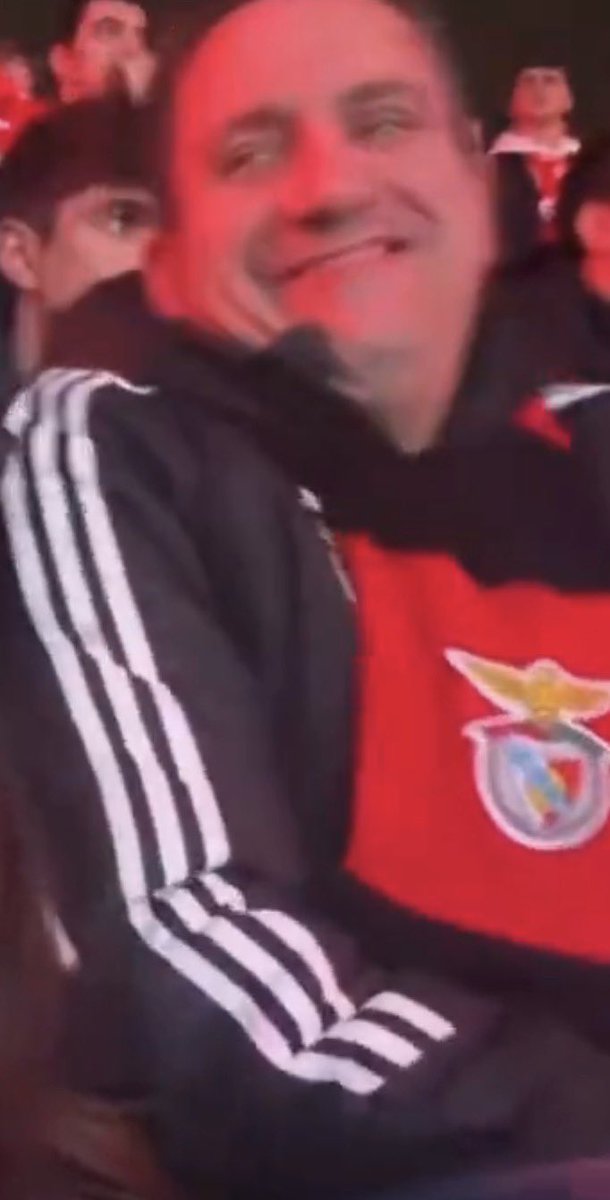 Bom dia <a href="/SLBenfica/">SL Benfica</a> 

Já passou mais de 24 horas desde que o jogo terminou e houve pessoas que cometeram atos racistas de cara descoberta no nosso estádio, muito facilmente identificáveis, seja pela bancada onde estavam, seja pelas fotos abaixo.

O que estão à espera para tomar as