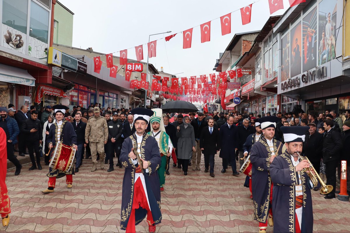 Yağmurlu bir anın görüntüsü üzerinden oluşan hassasiyeti anlıyorum.

Paylaşılan video programın bir kesitine ilişkin olmakla beraber durumu farkettiğim an şemsiyeyi alarak kendim taşımış olsam da görüntünün oluşturduğu  izlenimin sorumluluğunu üzerimde görüyorum.

Kamuoyunu
