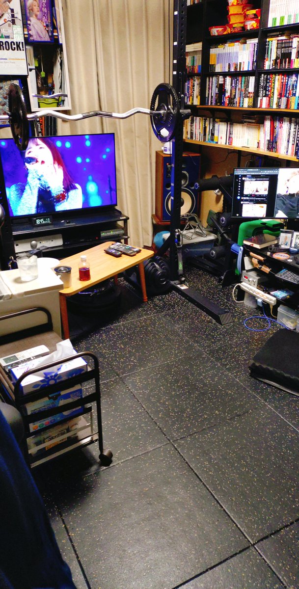 こんな狭いスペースの中で酒を飲みながらウロウロ歩いているおかしい