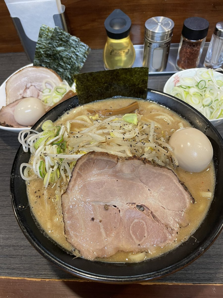 夜食は奔放さんへ。北風吹く寒い夜に、あたたかな特製味噌がなんともしみて幸せ。お腹も心もいっぱいです。いつもありがとうございます。美味しいラーメン、ごちそうさまでした。