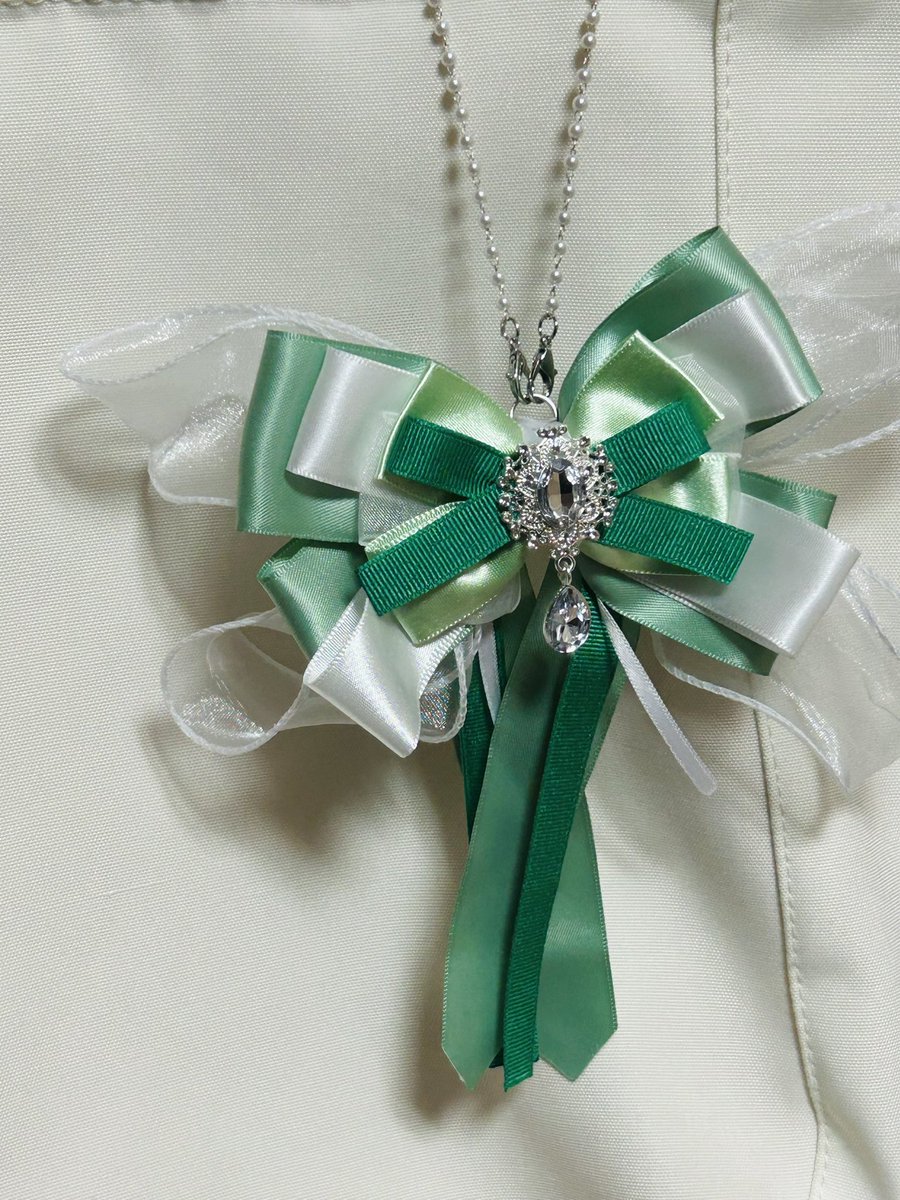 루나님의 사네미 리본참 커미션이 드디어 도착했습니다… 아릅답고요… 영롱하고요… 실물이 미쳤어요 제작해주신 루나님을 찬양해야만해요,,,감사합니다 제발 많이 버셨으면 좋겠어요 다들 리본참 하나씩 장만하십시오🥹🥹