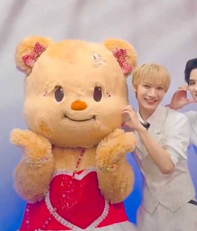 ดีใจจริงๆ ที่ได้เห็นน้องเตนกับน้องเนยได้เจอกันแบบชีน้องเนยก็ตามซัพพี่เตนมานานมากๆๆ ชีใช้เพลงน้องลวยตั้งแต่ชีเริ่มแมสด้วยซ้ำ จนมาถึงทุกวันนี้ก็ยังซัพพี่เตนตลอด เอ็นดูทั้งคู่เลย ดีใจที่ได้เจอกันน้า หวังว่าจะมีคลิปเต้นคู่ รูปคู่ออกมาในอนาคตนะลูกๆๆๆ 🥹🥹