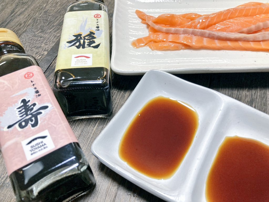 細切り麺風サーモンをほんのり甘い醤油(寿)と昆布醤油(雅)で食べ比べ