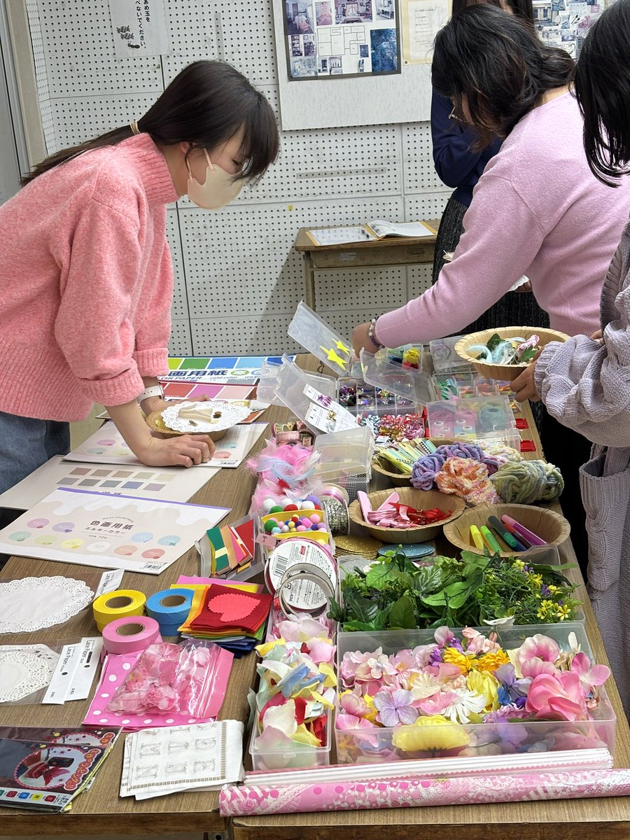 color0418's tweet photo. 今夜で,#鹿児島市勤労青少年ホームでのカラーセラピー講座（全7回）が終了します。
回を重ねるごとに皆さんの洋服の色も表情も変わってきました。お仕事に家事に子育てに頑張っいる皆さんの癒しの時間になってたら幸いです。
3月24日（火）に一日講座をさせて頂きますので是非ご受講下さい
,#カラー https://t.co/S6mt5adStC
