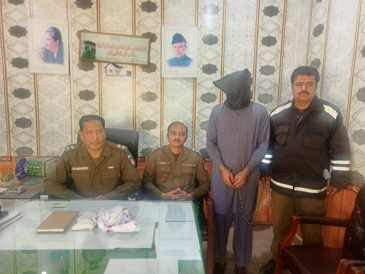 گجرات پولیس تھانہ بولانی کی منشیات فروشوں کے خلاف کارروائیاں جاری،ملزم گرفتار،1200گرام چرس برآمد۔