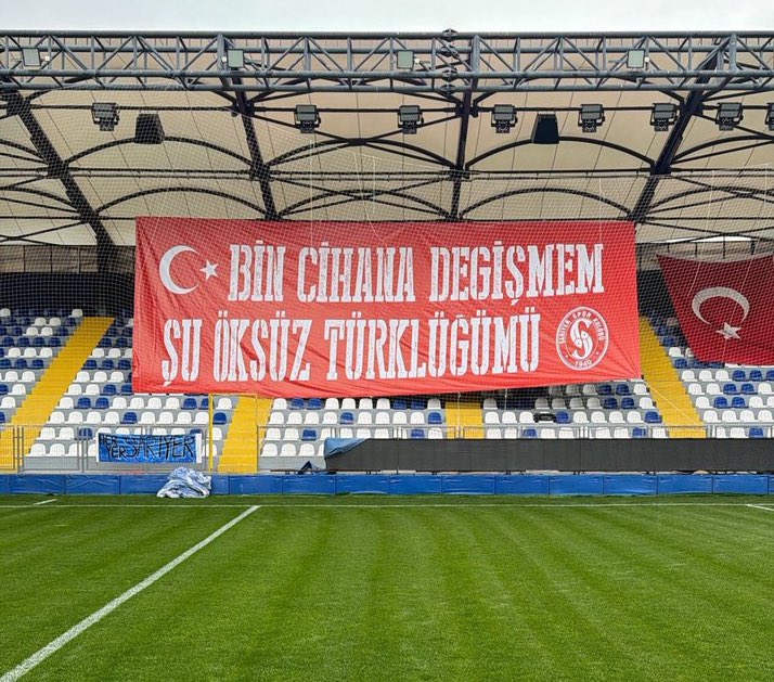 gokturklermedya's tweet photo. Amedspor karşılaşması öncesi Sarıyer tribünleri:

"Bin cihana değişmem şu öksüz Türklüğümü" https://t.co/wOkz4hN4yo